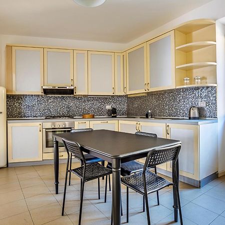 Elegant 2 Bedrooms Apartments Near Duomo Milan Bagian luar foto