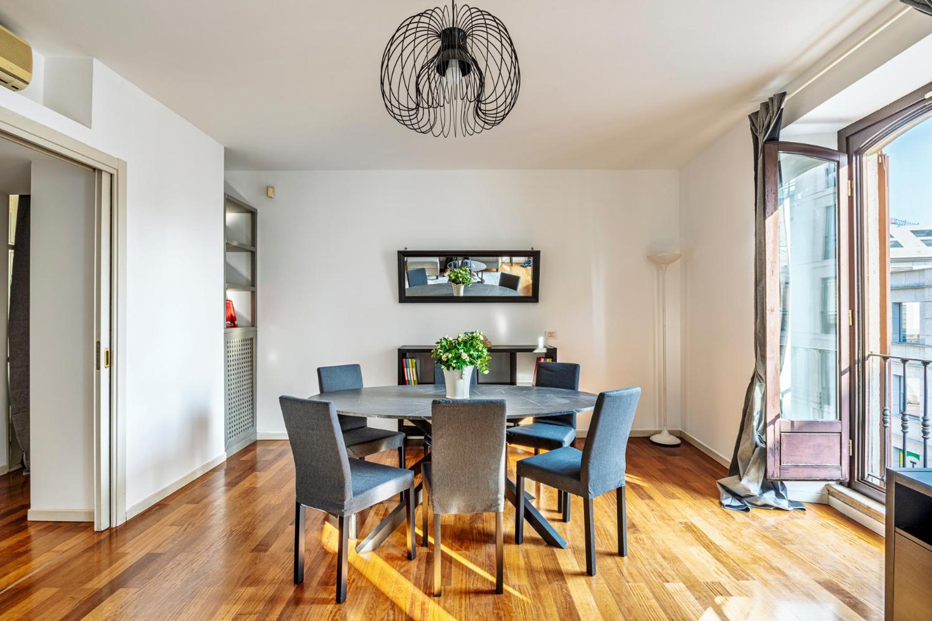 Elegant 2 Bedrooms Apartments Near Duomo Milan Bagian luar foto