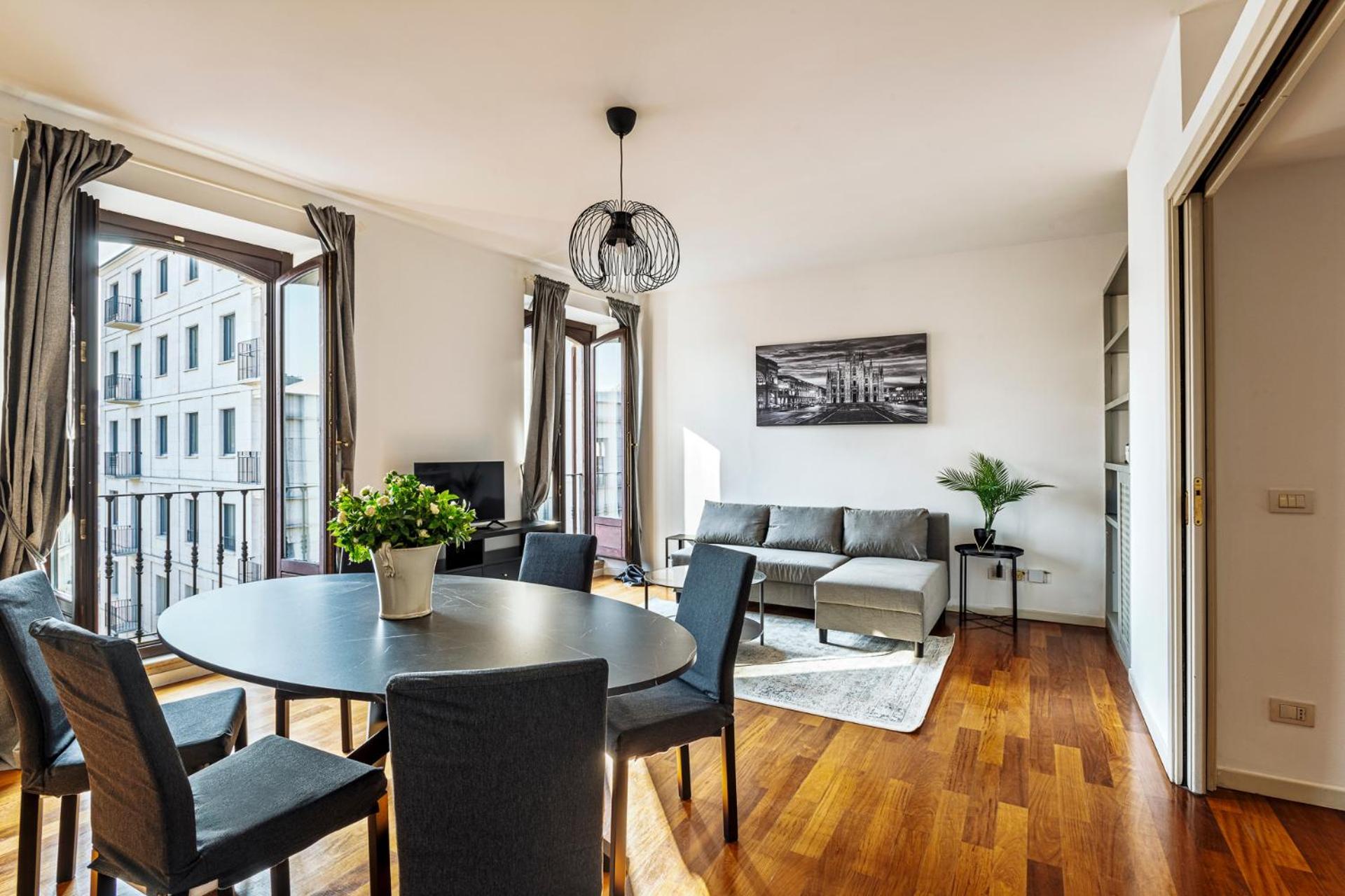 Elegant 2 Bedrooms Apartments Near Duomo Milan Bagian luar foto