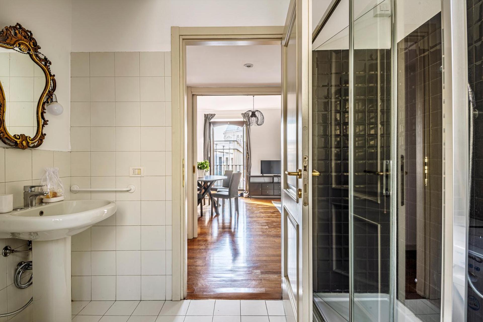 Elegant 2 Bedrooms Apartments Near Duomo Milan Bagian luar foto