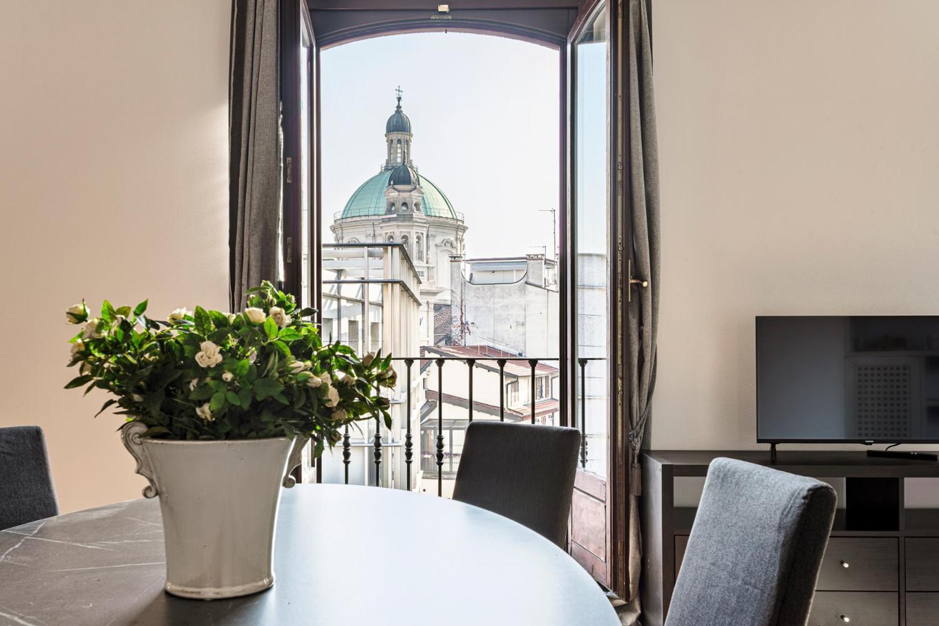 Elegant 2 Bedrooms Apartments Near Duomo Milan Bagian luar foto
