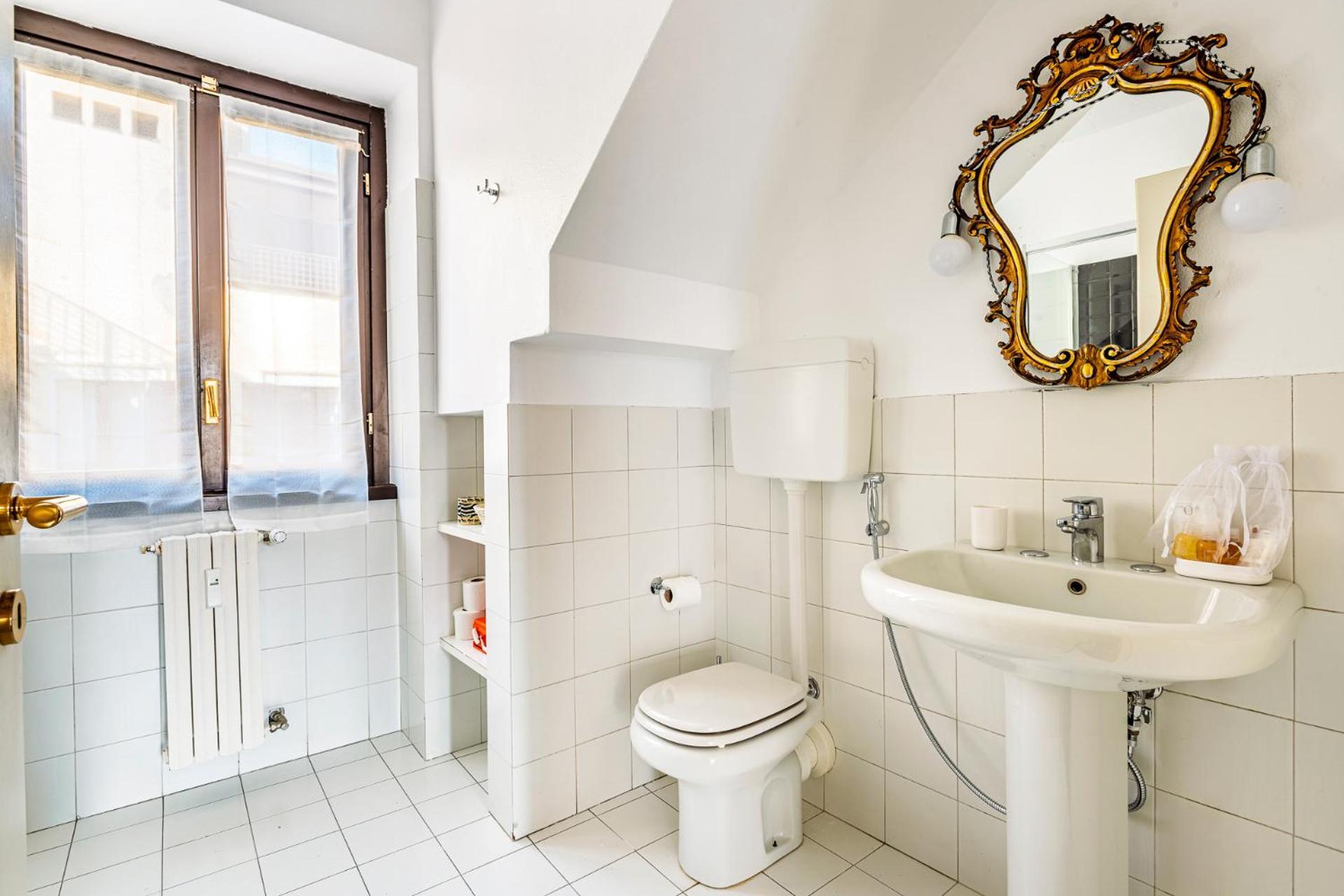 Elegant 2 Bedrooms Apartments Near Duomo Milan Bagian luar foto