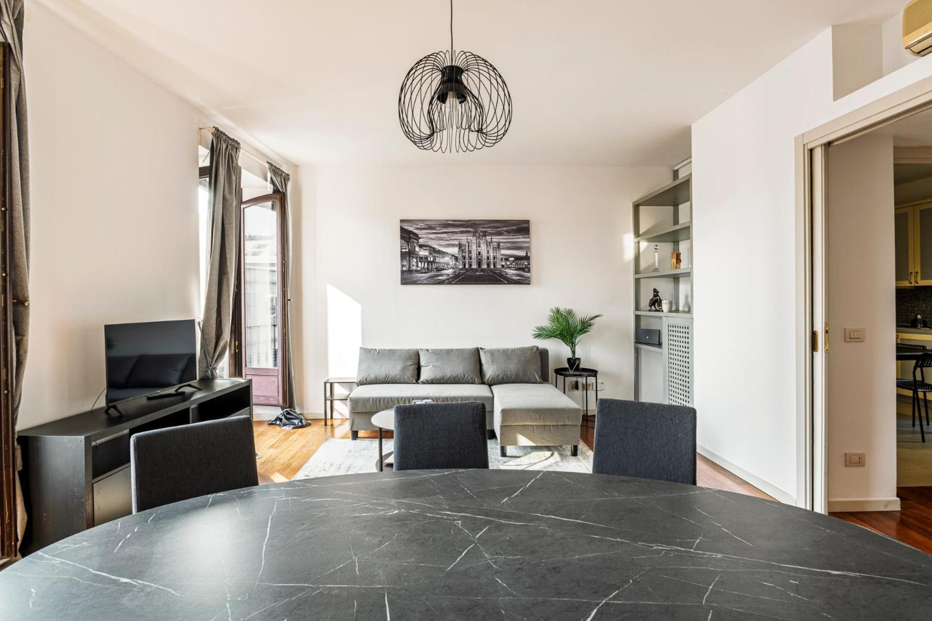 Elegant 2 Bedrooms Apartments Near Duomo Milan Bagian luar foto