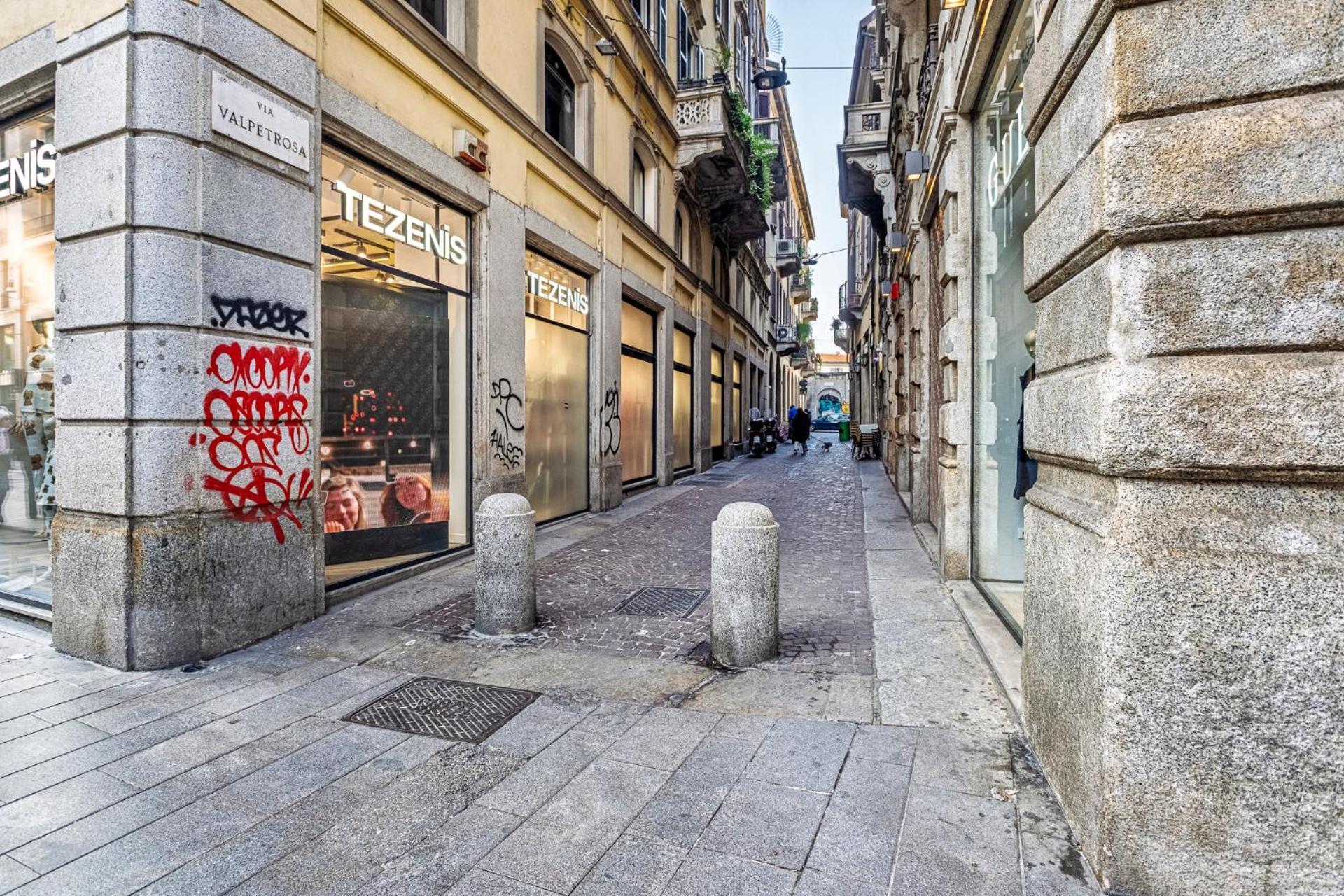 Elegant 2 Bedrooms Apartments Near Duomo Milan Bagian luar foto