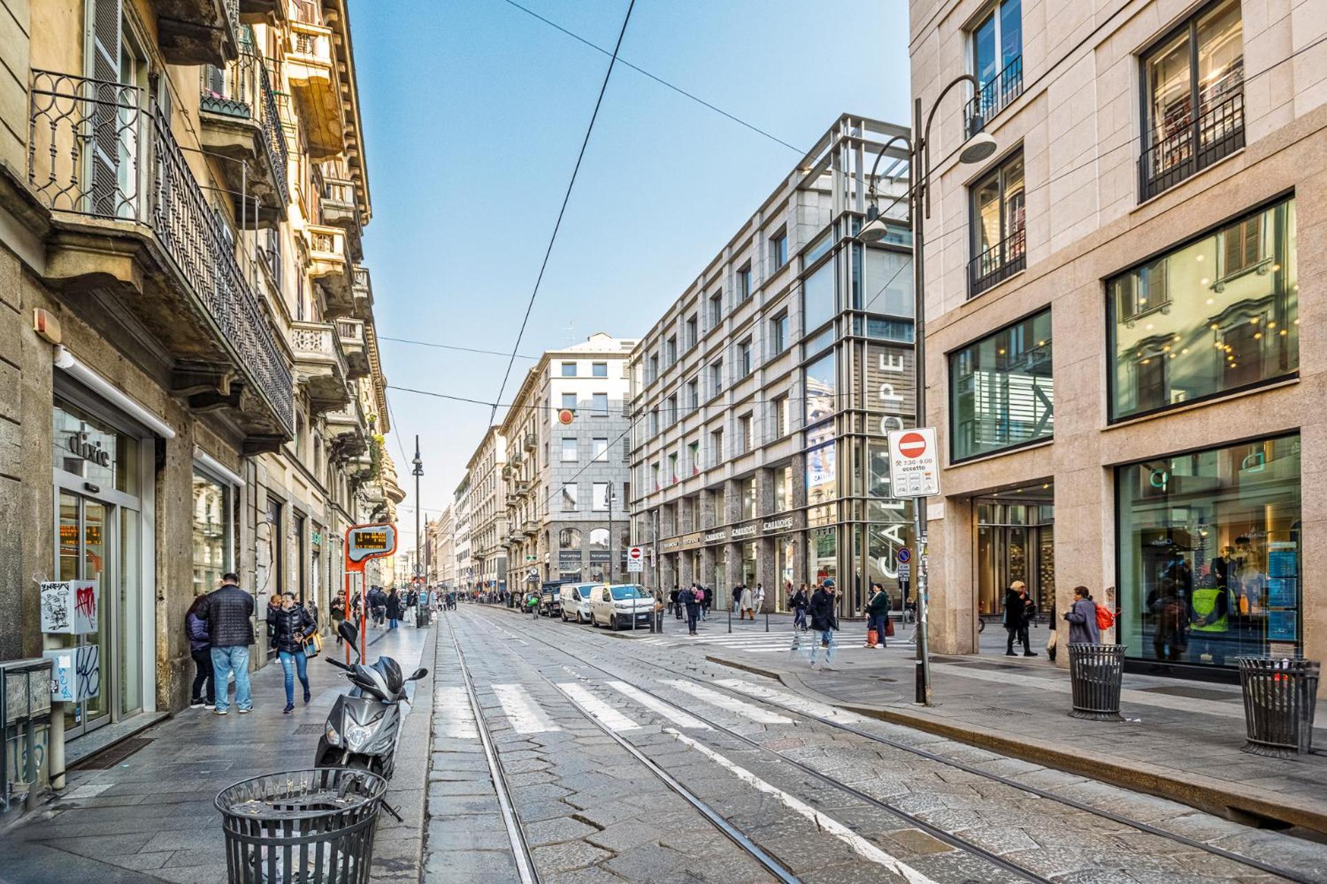 Elegant 2 Bedrooms Apartments Near Duomo Milan Bagian luar foto