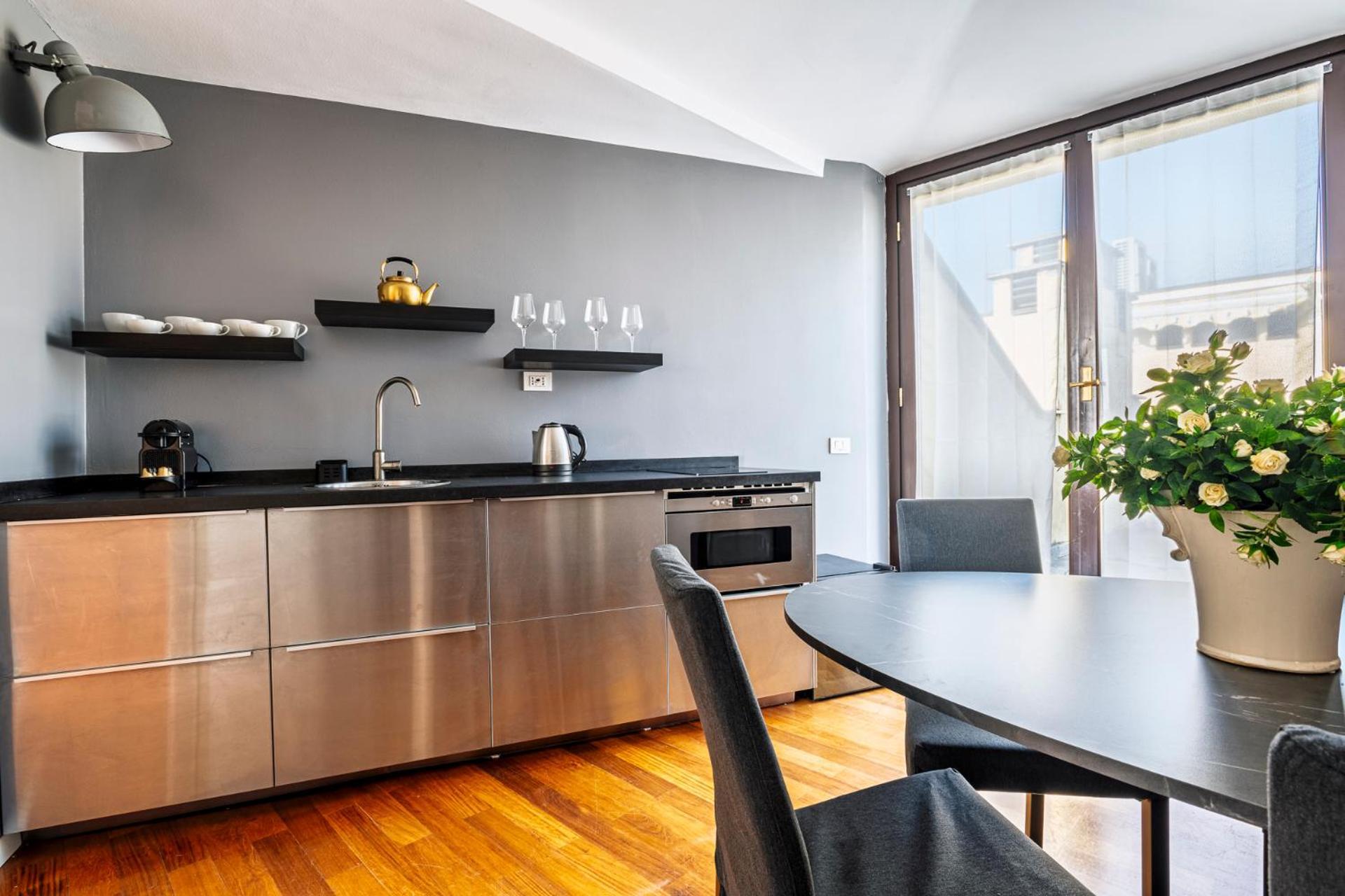 Elegant 2 Bedrooms Apartments Near Duomo Milan Bagian luar foto