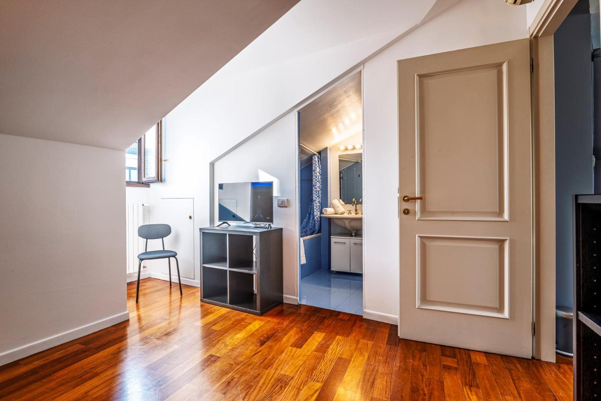Elegant 2 Bedrooms Apartments Near Duomo Milan Bagian luar foto