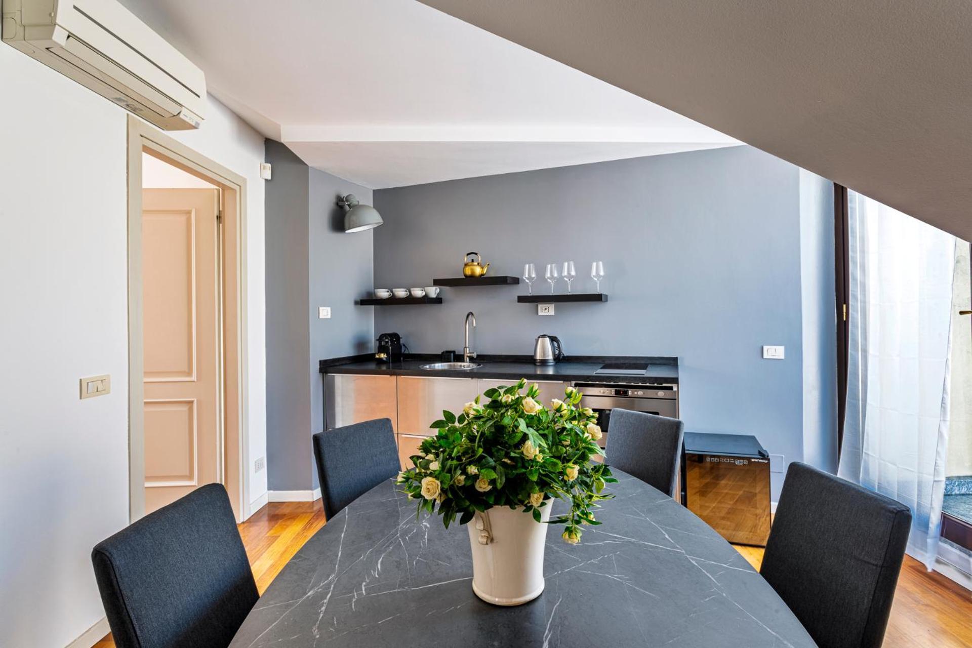 Elegant 2 Bedrooms Apartments Near Duomo Milan Bagian luar foto